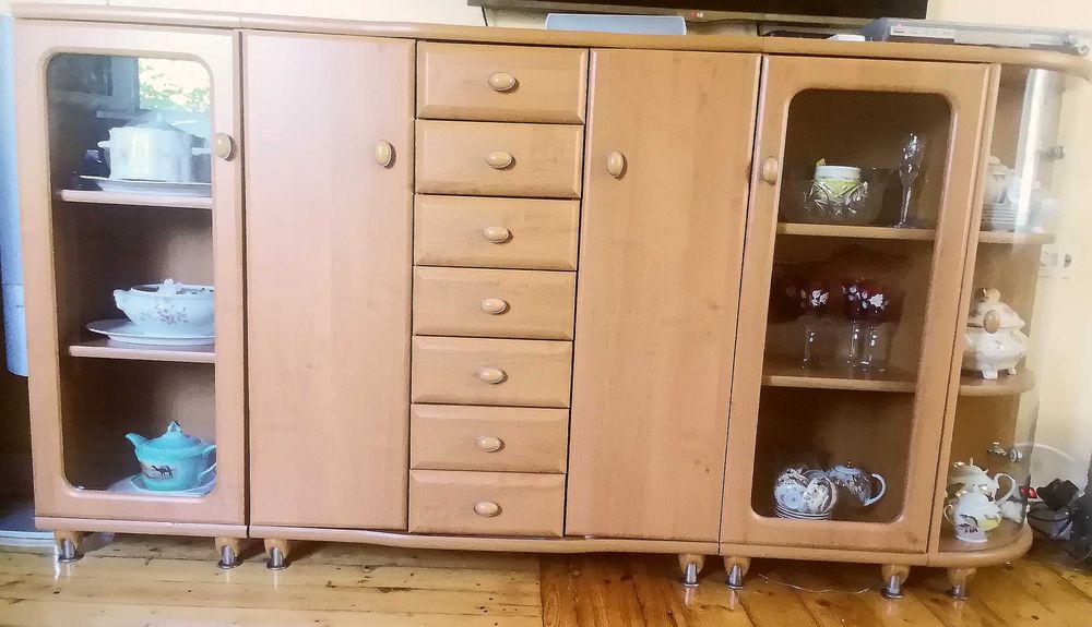 Шкаф със стъклени витрини.