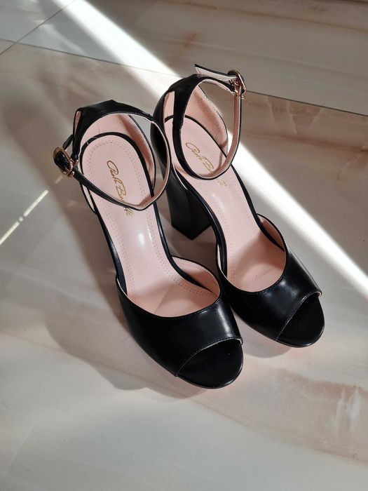 Обувки с висок ток