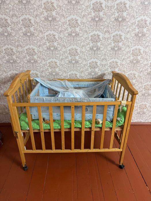 Детская кровать и стол со стулом!