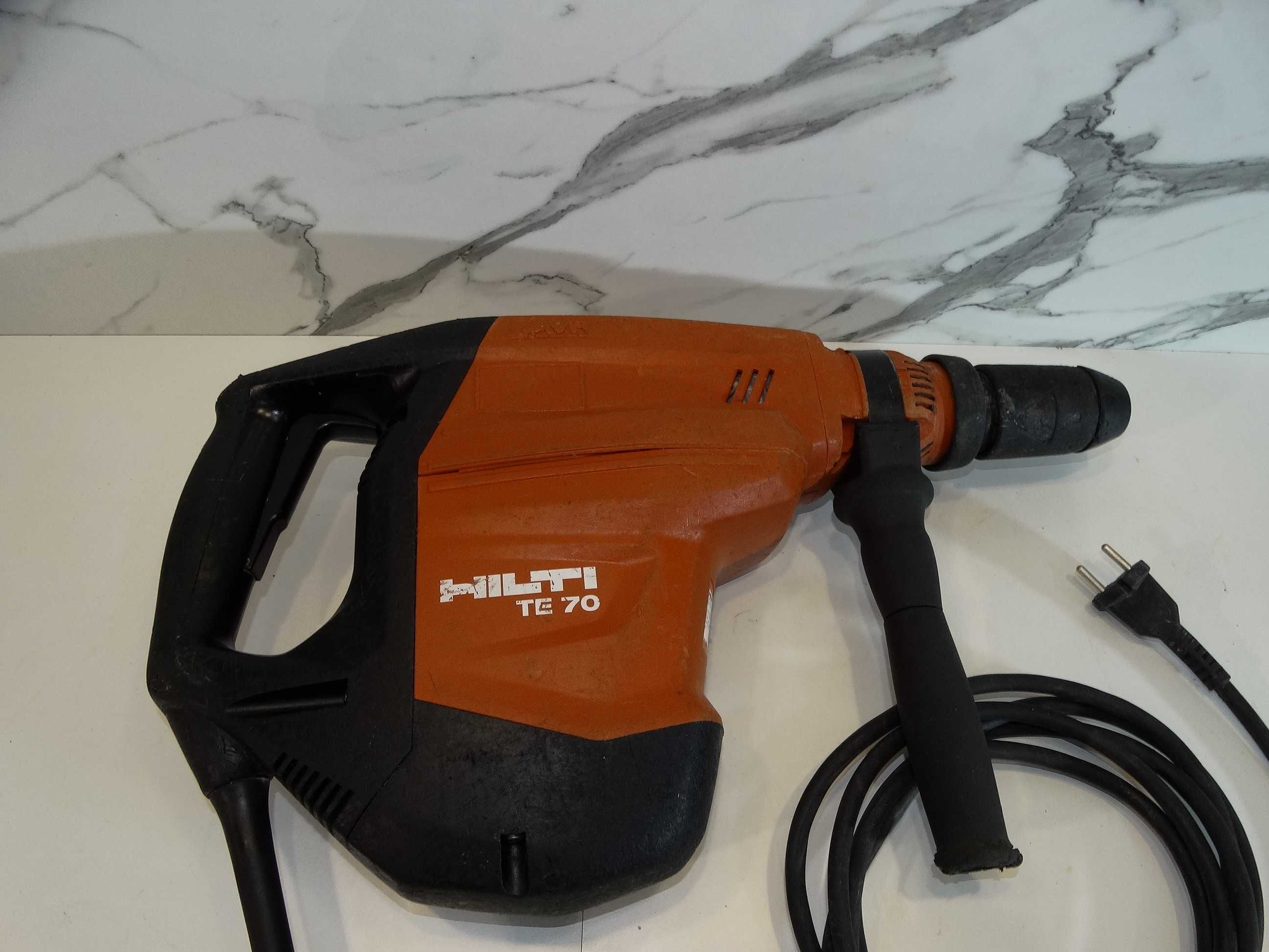 Hilti TE 70 AVR - Ударо пробивна машина 11.5 J
