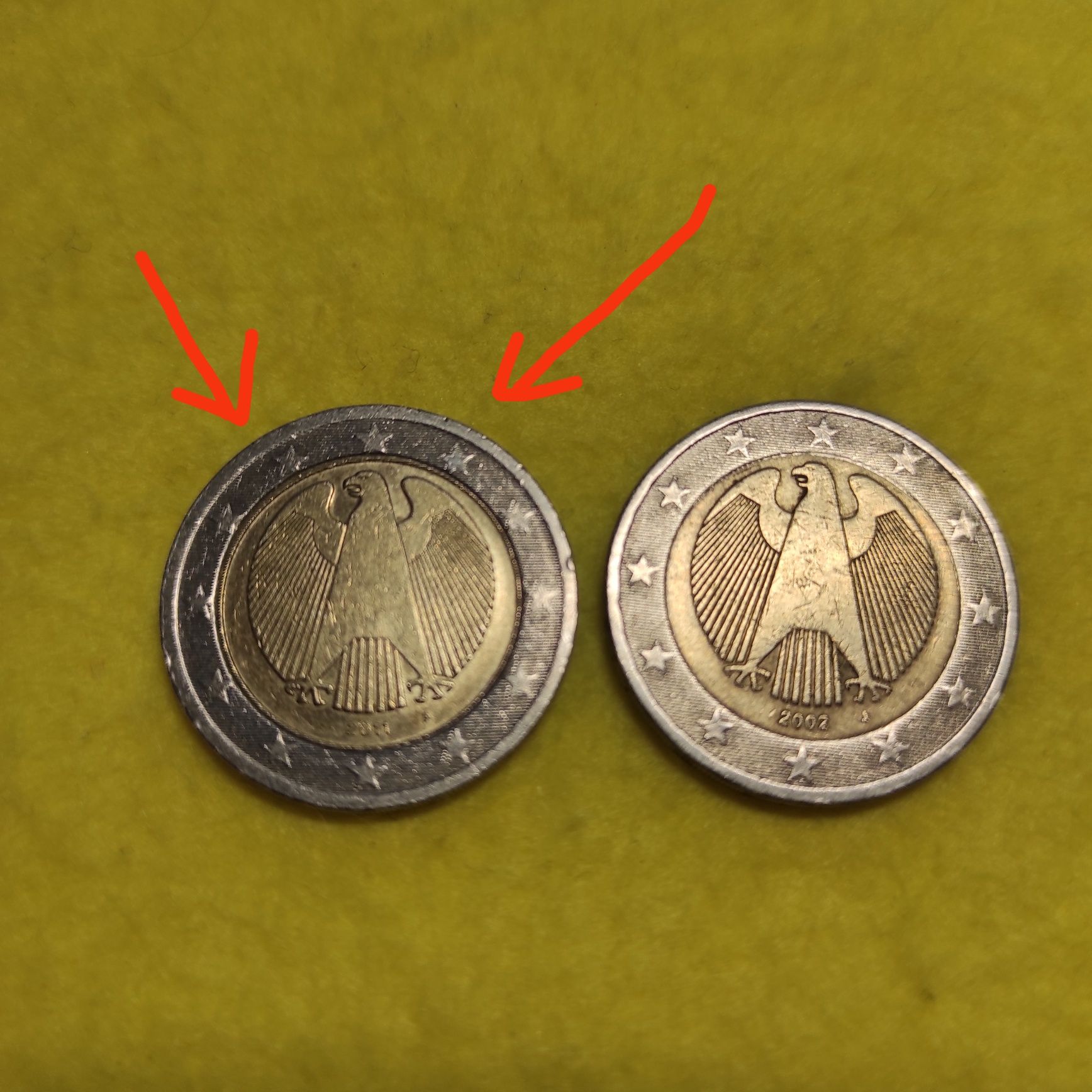 Рядка евро монета с големи, груби фабрични дефекти при сеченето. Афтен