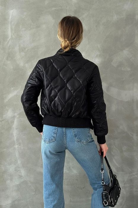 Лъскаво късо яке в черен цвят