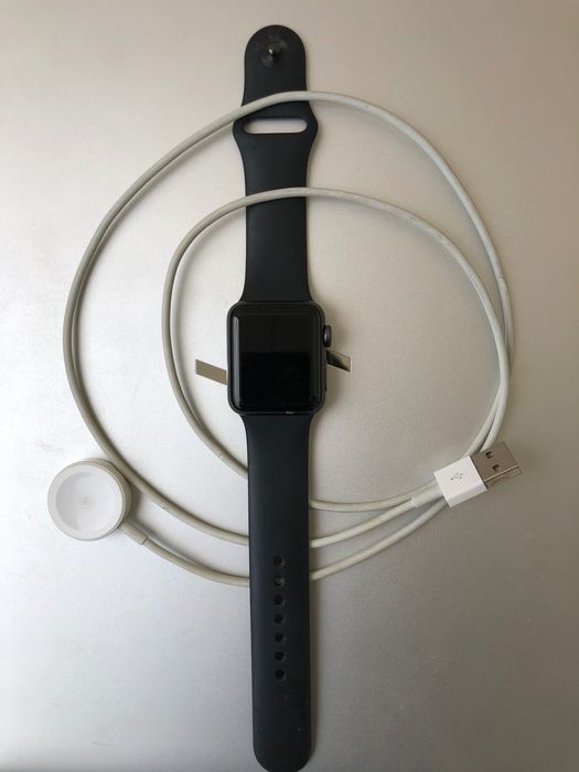 Apple Watch Series 3 с оригинална кутия, книжки и зарядно