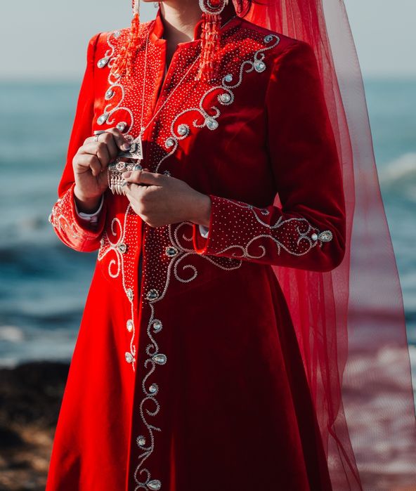 Сатылады. Ұзатылу тойына киілген бешпент сатылады.