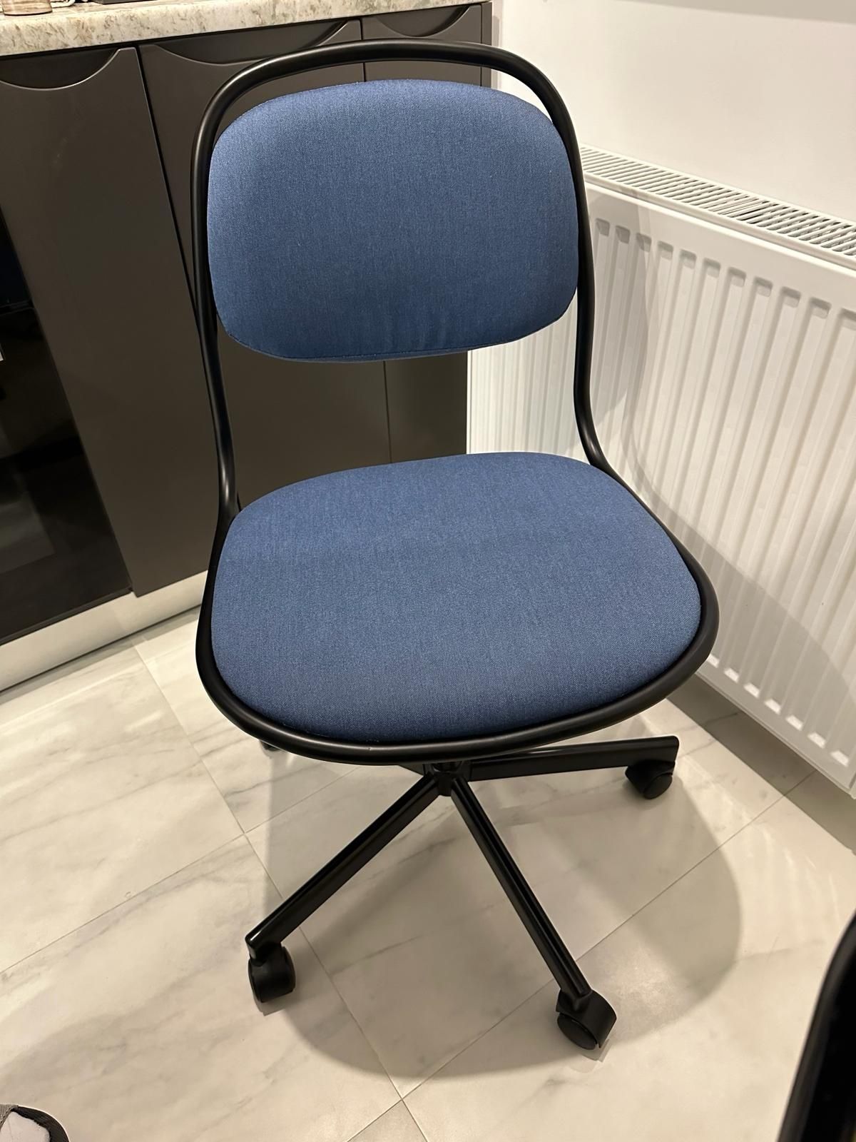 Scaun rotativ albastru IKEA