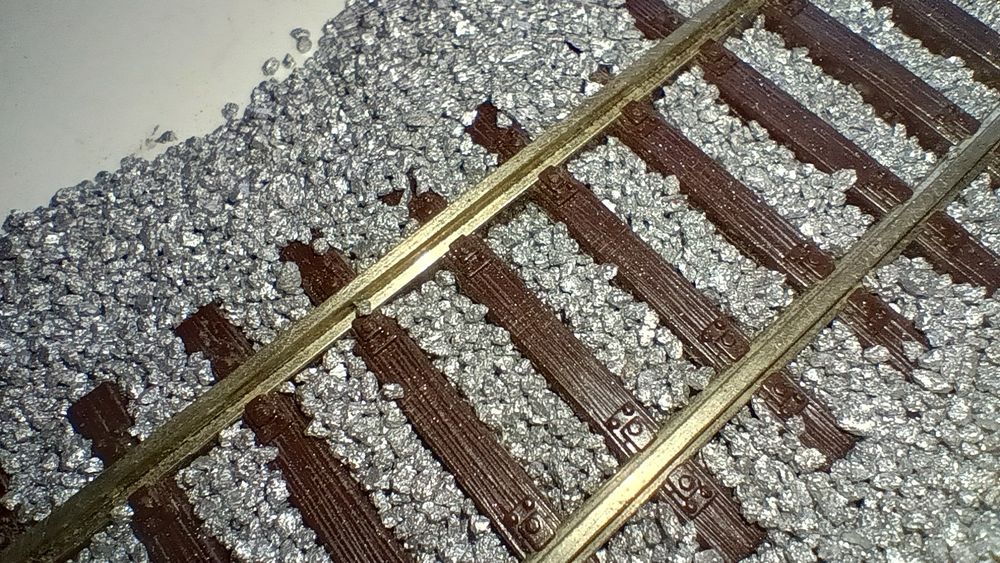 Pietriș terasament șine, machetă trenuleț electric locomotive HO 1:87