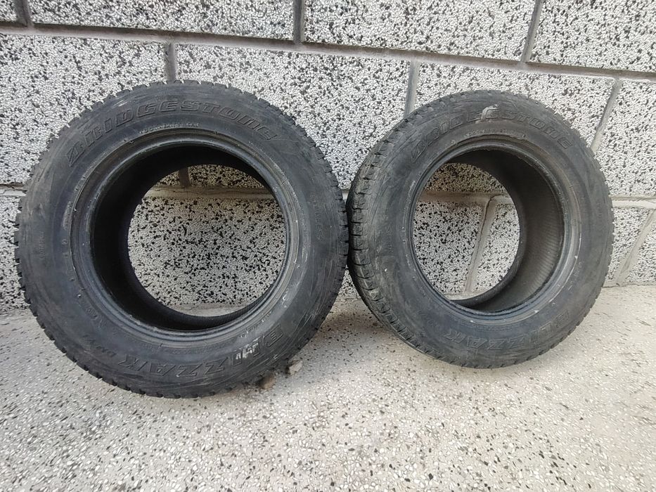 Продавам 2 броя зимни гуми Bridgestone  с размери 215/70/16 за джип