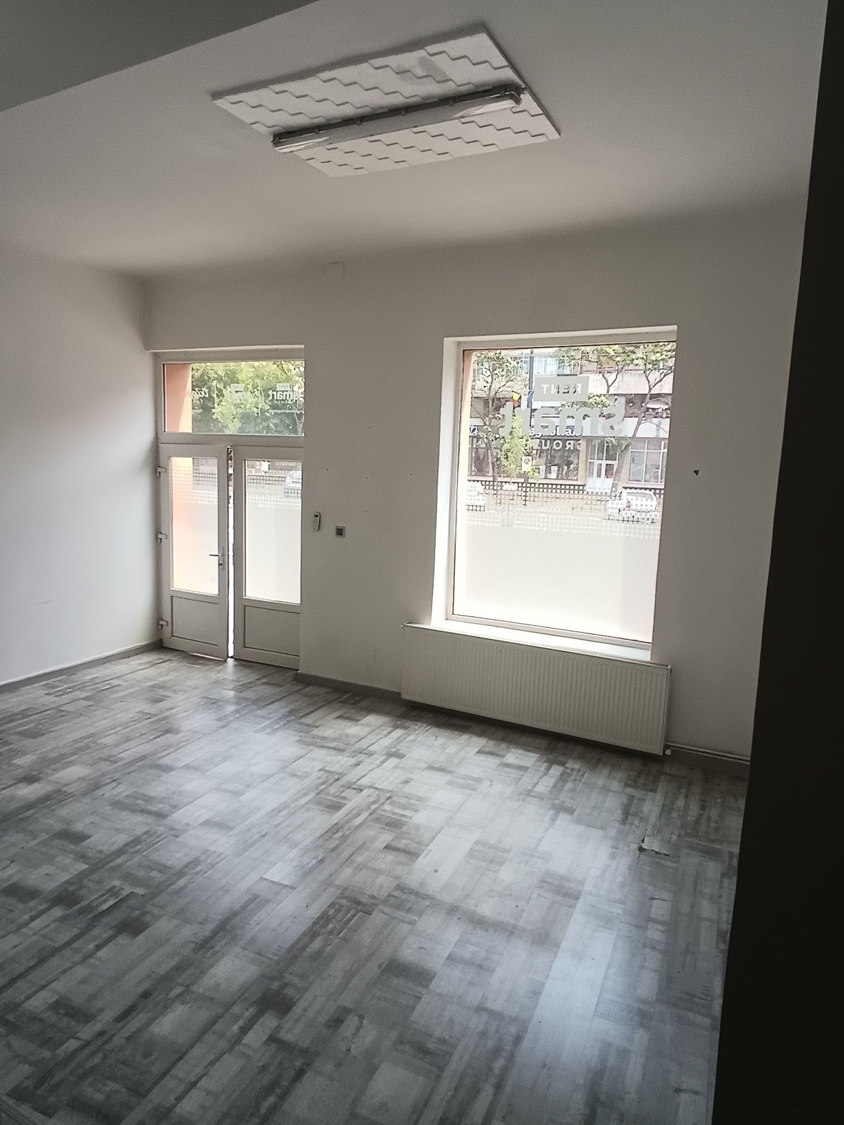 Dau in chirie spatiu comercial CENTRAL 42mp util zona Prima Shops Dec