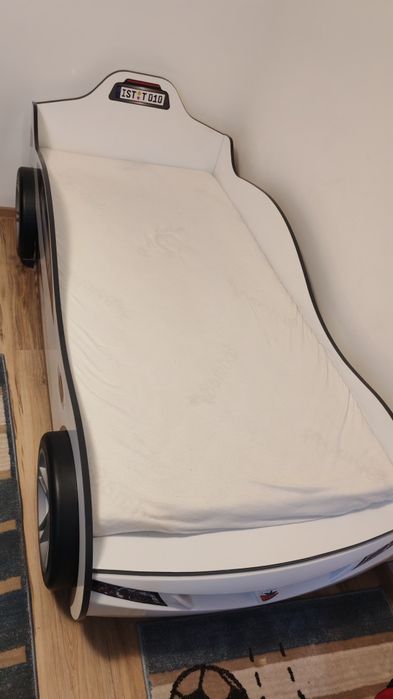 Vând pat copii 90x190, cu saltea, sub forma de mașina
