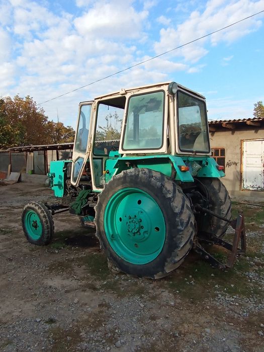 Трактор МТЗ на ходу