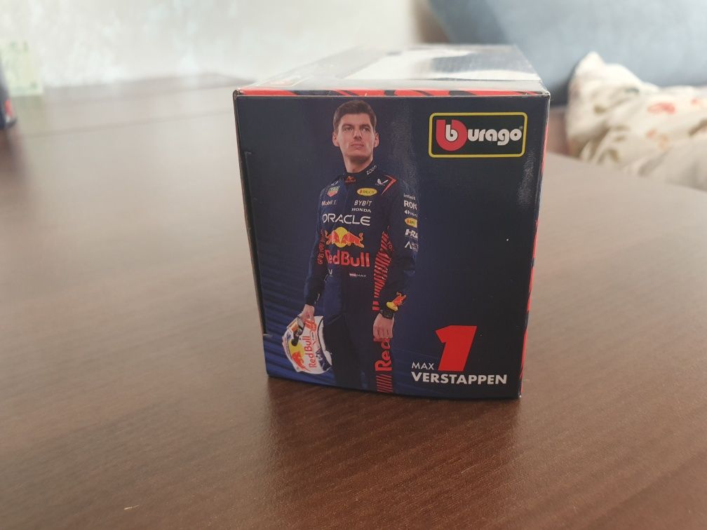 Macheta RedBull RB19 bburago