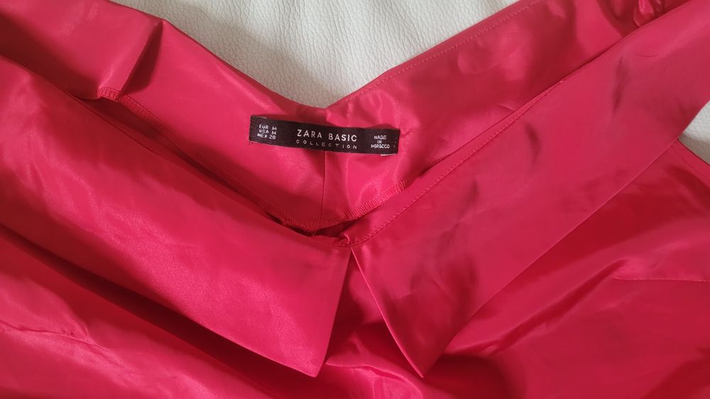 Top roșu Zara, mărimea M – elegant și feminin