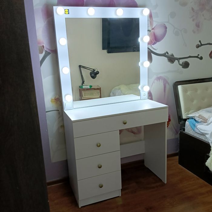 Мебель, гримёрные столики или трюмо с подсветкой