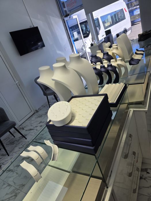 Стойки и манекени за бижута