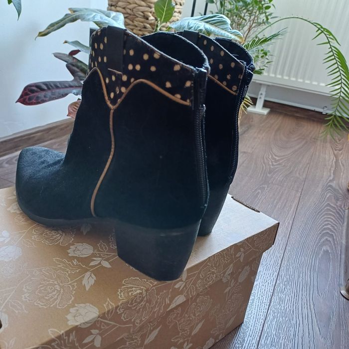 Ghete piele Megis
