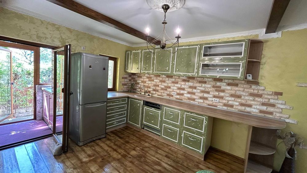 Apartament mobilat 134mp,gradina, beci ,3 locuri parcare- 179 000 E