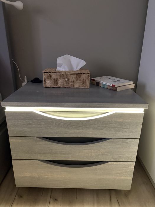 Set mobilier dormitor cu led (2 noptiere+comoda)