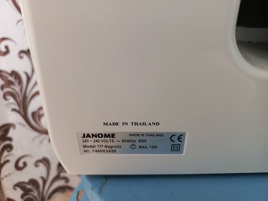 Продам швейную машину Janome