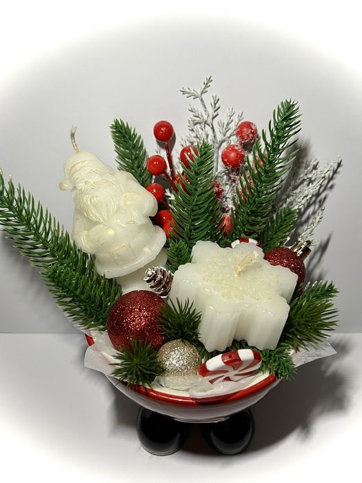 Керамична кашпа с коледни декорации и две свещи