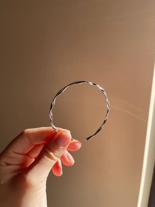 Елегантна минималистична гривна тип маншет.