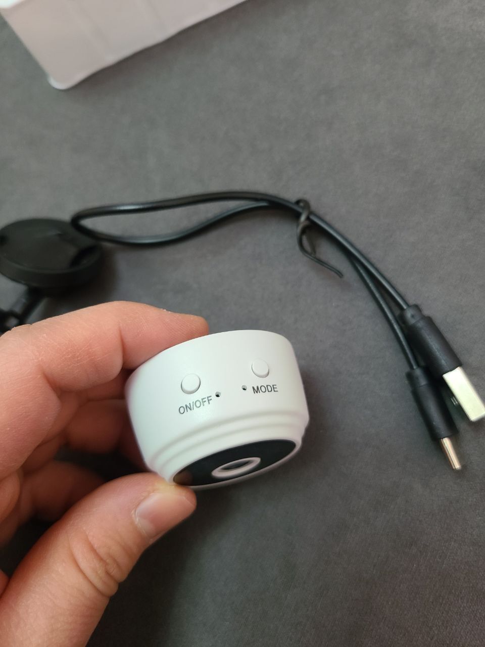 Mini kamera zaryadkali