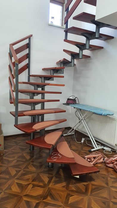 Scara interioara in spirala din metal cu trepte lemn