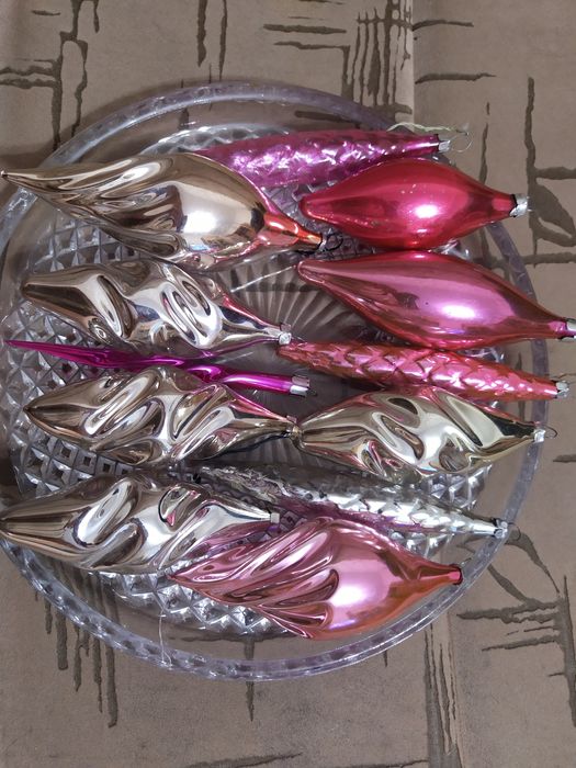 Стеклянные ёлочные игрушки.