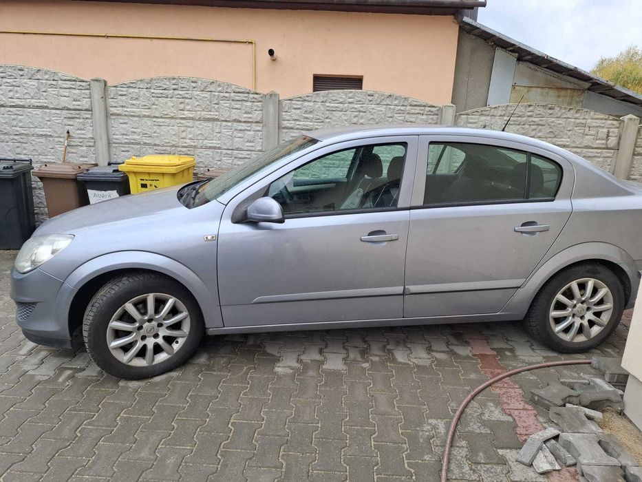 Vand OPEL Astra H, berlina, an 2007, 1.6 benzina Arad
