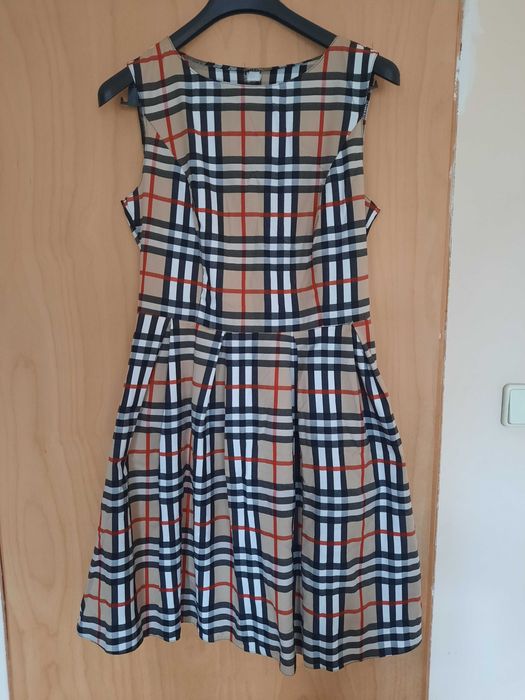 НАЛИЧНА Прекласна рокля тип Burberry L