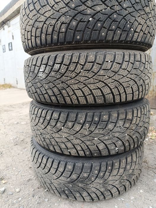 Продам комплект шин 215/60R16