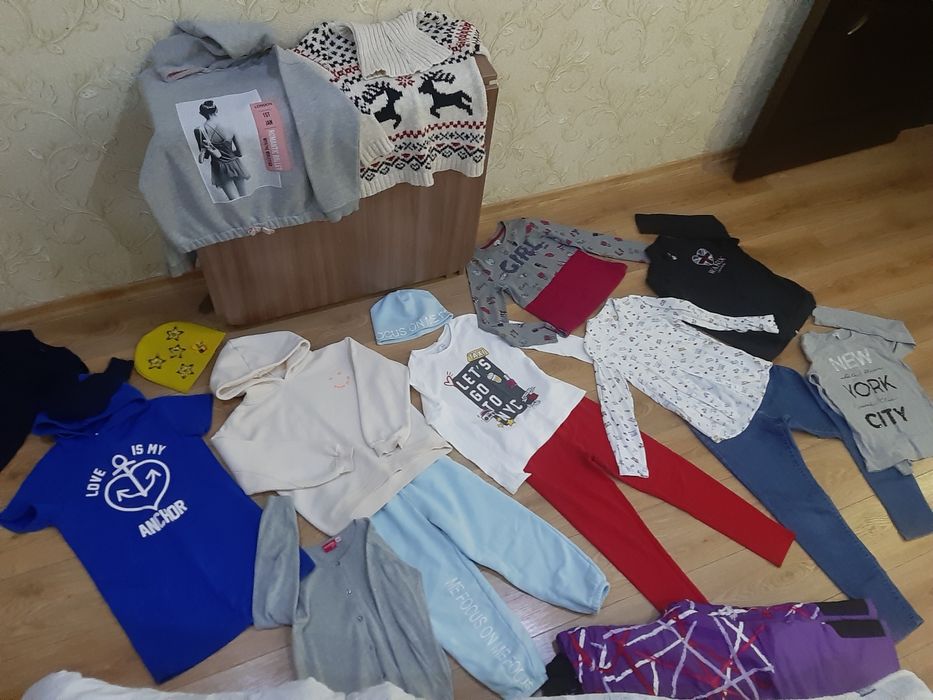 Продам 2 пакета вещей на девочку 7-9 лет примерно. +Обувь,осень.Кожа.В