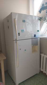 Холодильник объёмный вместимость большая. Диспенсер для воды.