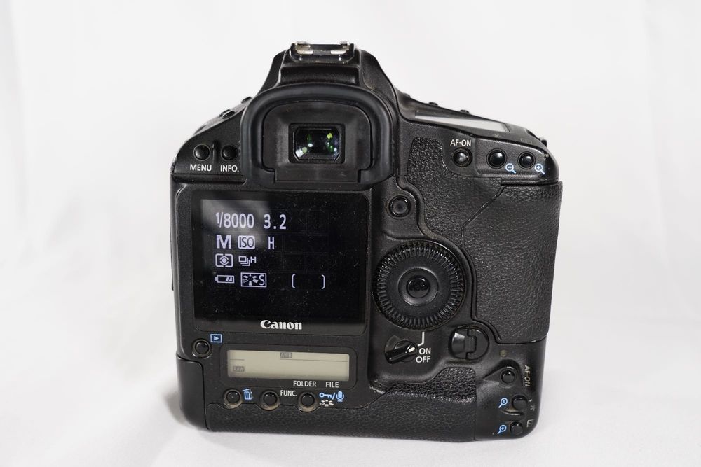 Cameră DSLR CANON EOS 1D MARK III + obiectiv Sigma 135-400mm F/4.5-5.6