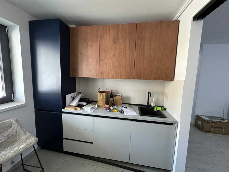 Pachet mobila bucatarie  frigider incorporat si scaune