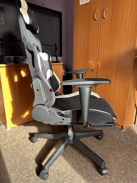 Scaun gaming cu masaj, suport picioare si pernute