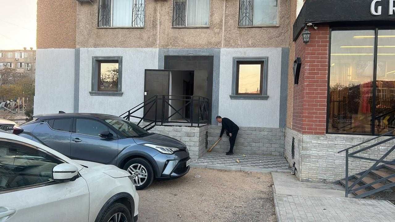 дверь и лестница металлическая