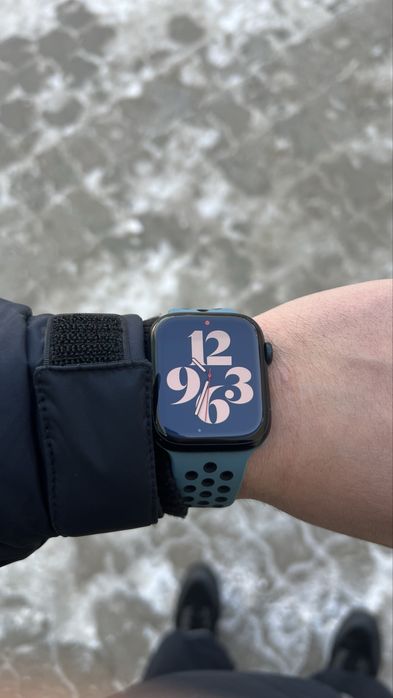 Продаю Часы Apple Watch 7 Series,в хорошем состояний,доки все есть.