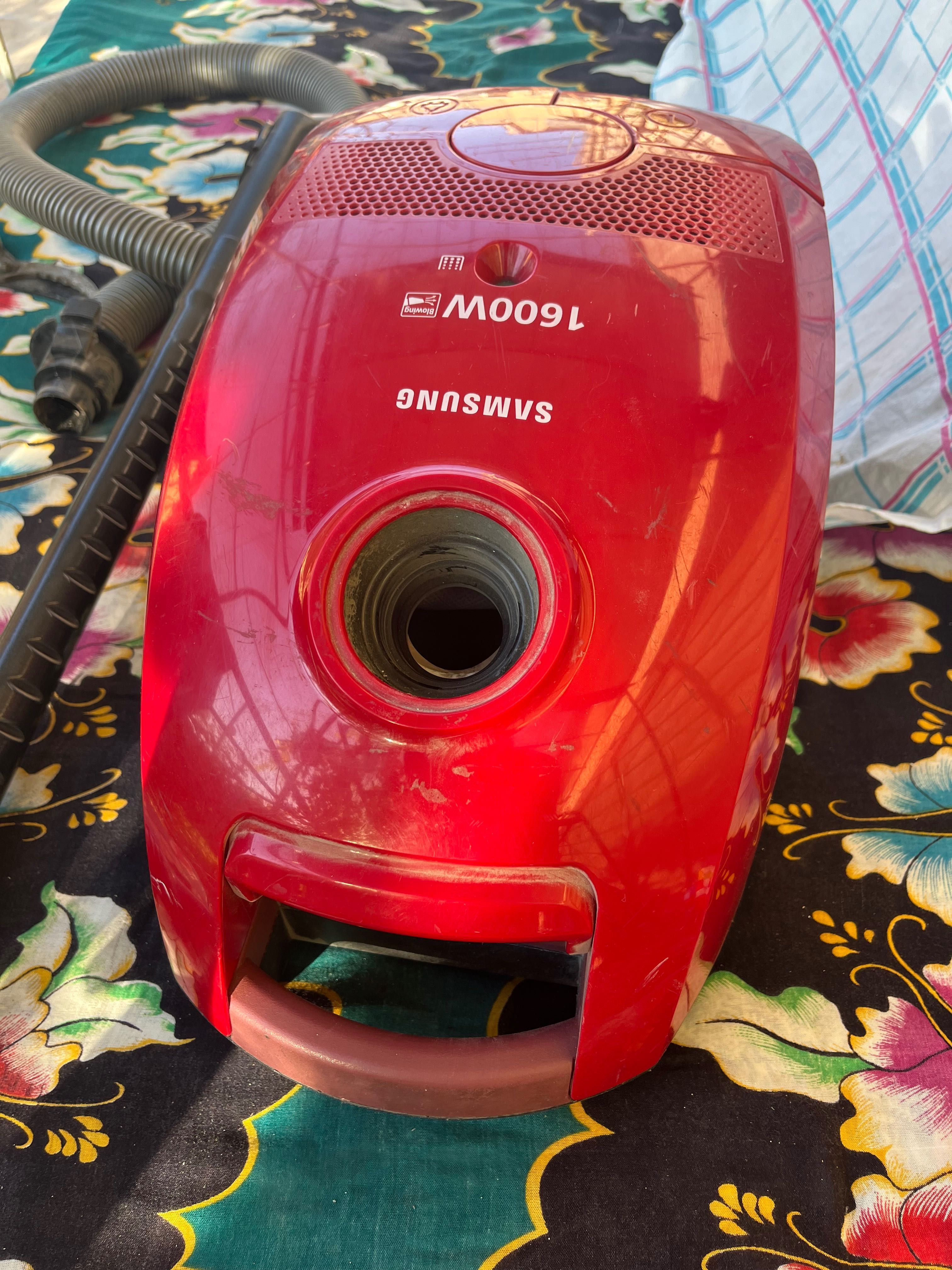 Пылесос  на  1600W