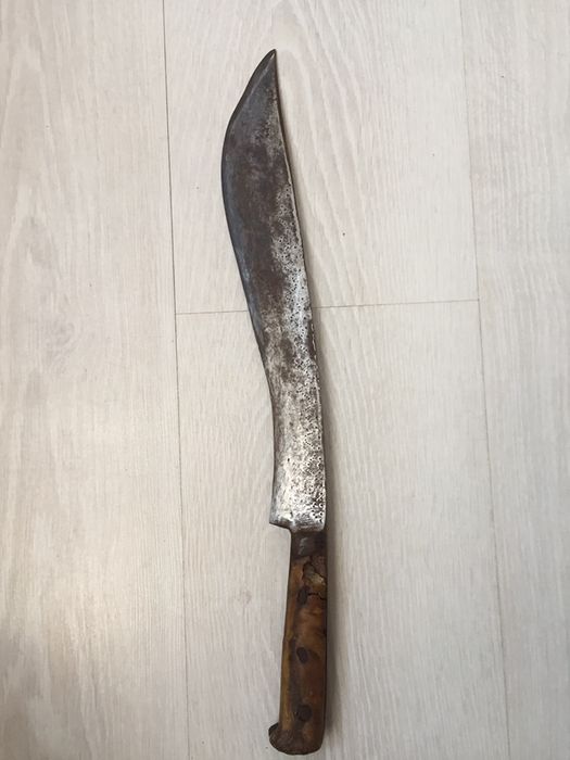 Стар нож с дървена кания