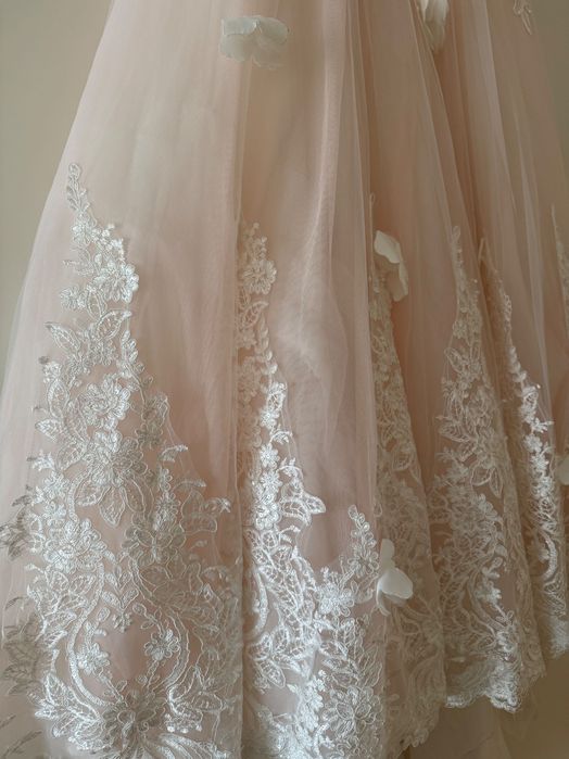 Сватбена рокля с воал и 2 кринолина, размер от М до XL. Почистена!