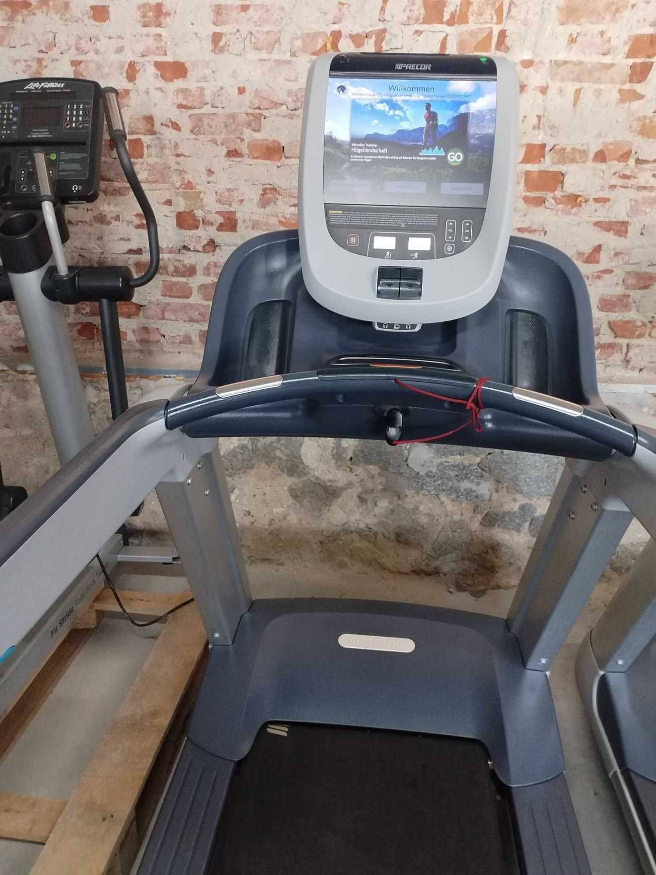 Бягаща пътека Precor TRM 885 V2 с конзола P80