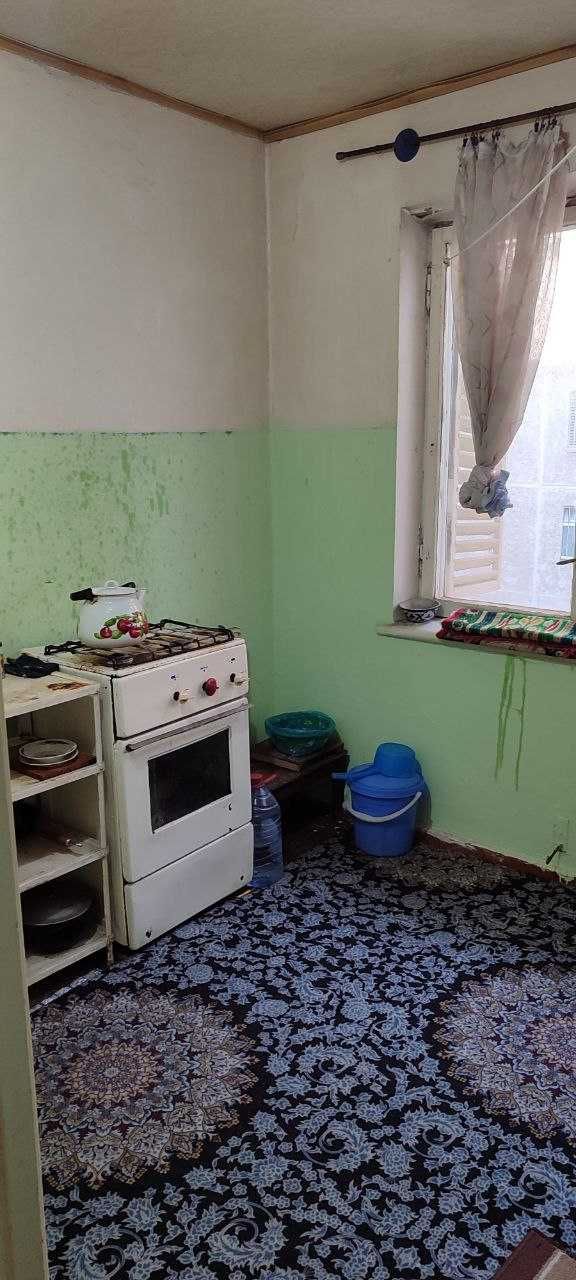 Kvartira sotiladi,Kombinat bozori,Guliston mahallasi,4qavat 2xonali uy