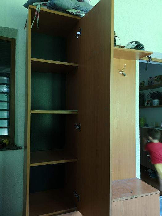 Cuier hol cu rafturi