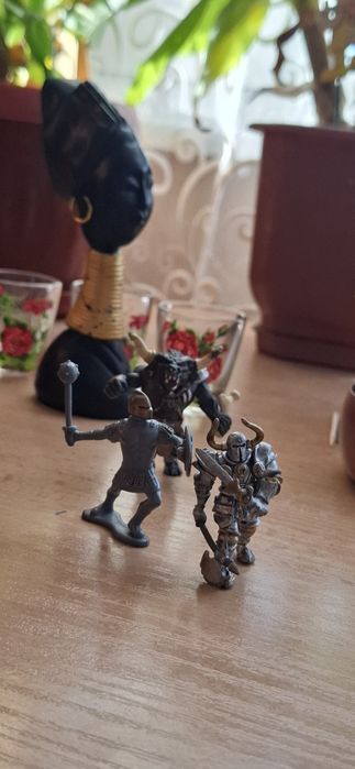 3 мини фигурки - минотавър и рицаи