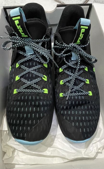Nike LeBron Witness 5