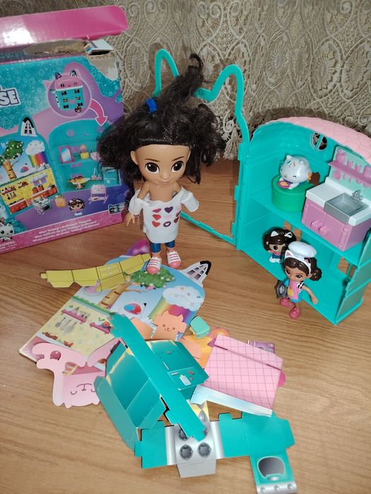 Căsuța Gaby's  120 lei și set de cești 70 lei