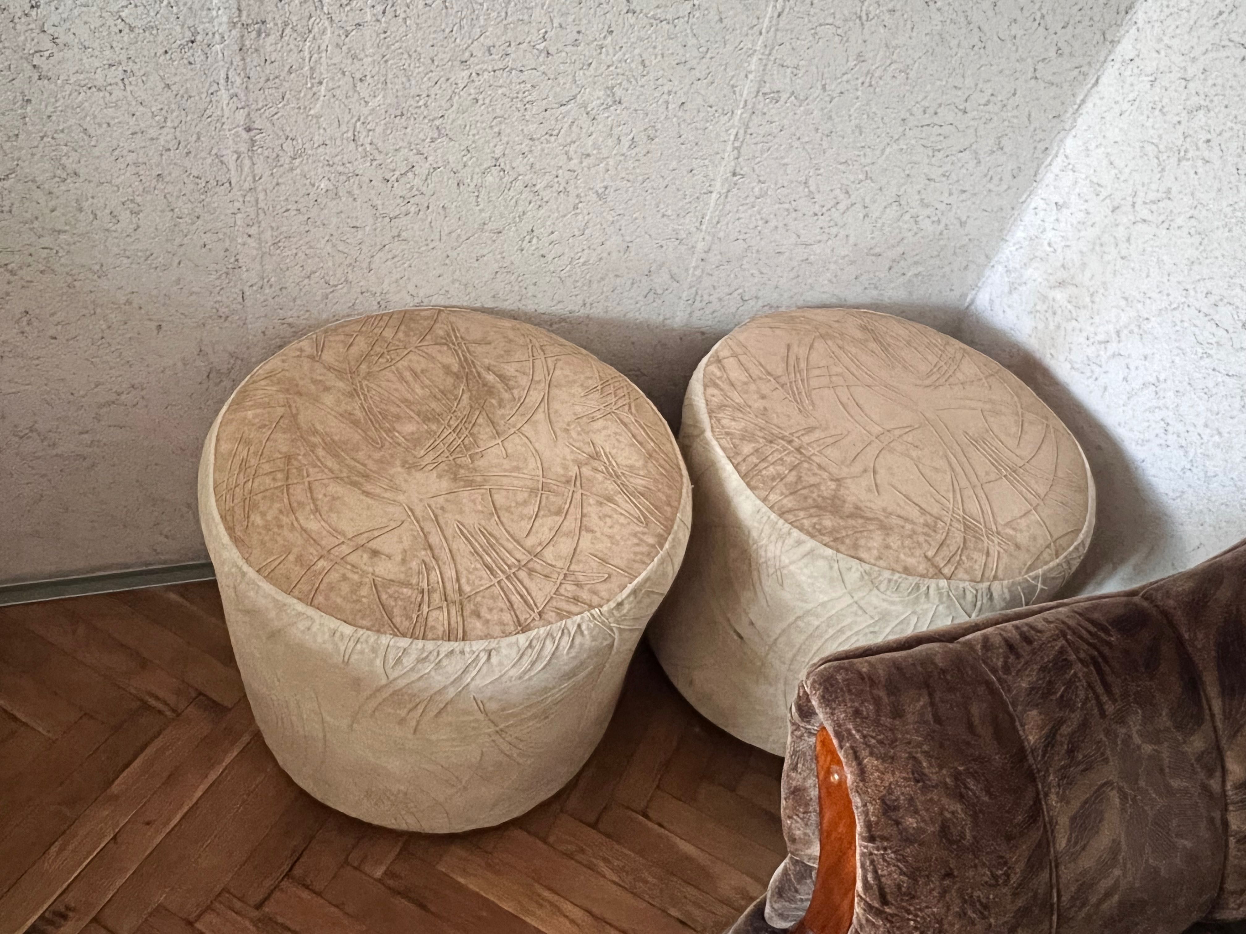 Разтегателен ъглов диван и две табуретки