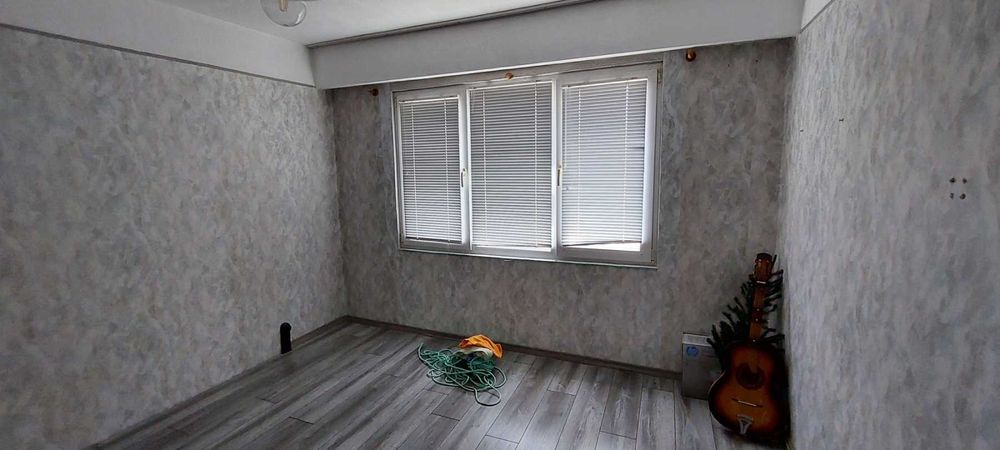 Продава се двустаен апартамент в санирана сграда в гр. Елхово