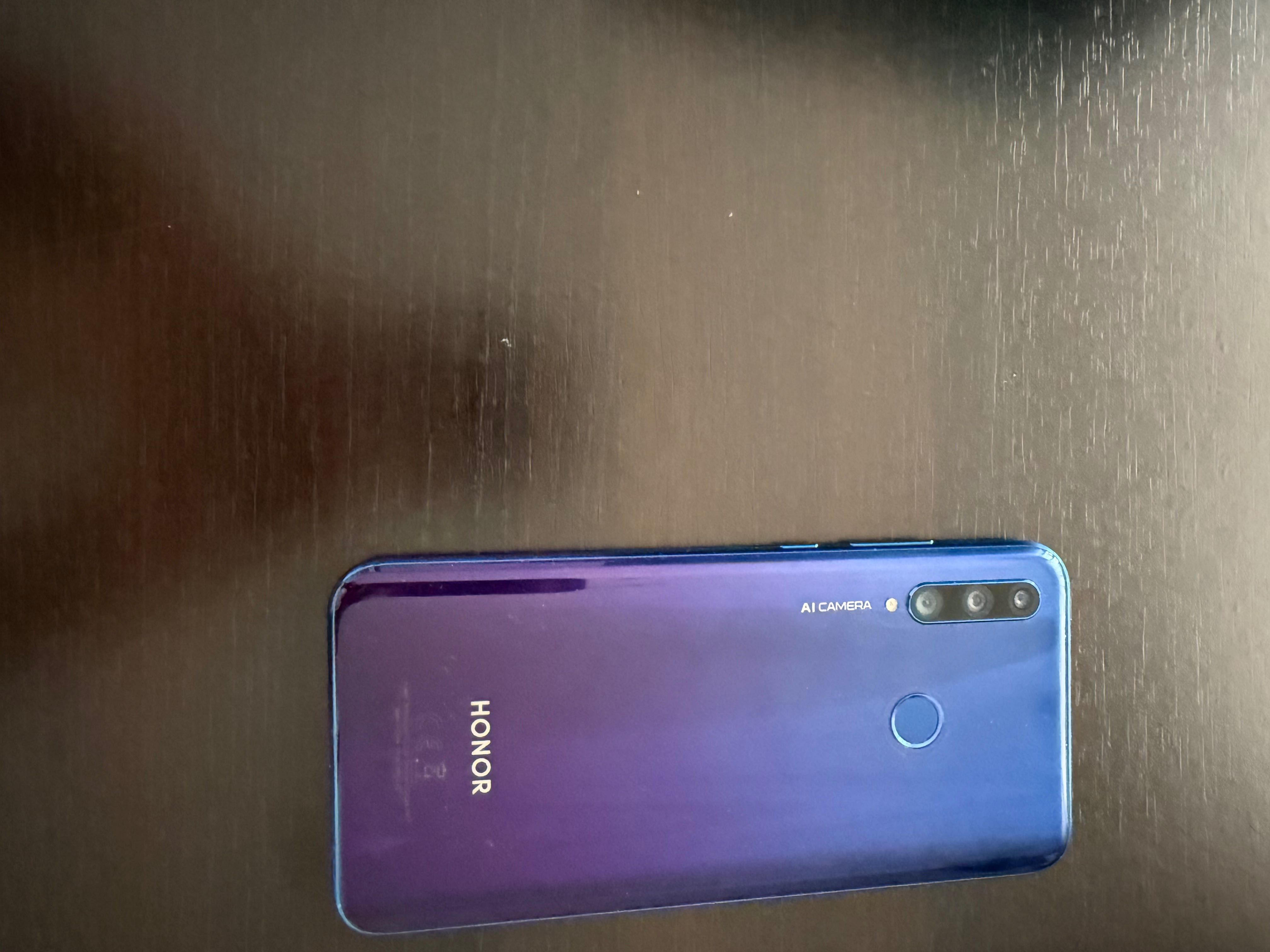 Продавам смарт телефон Honor 20Lite
