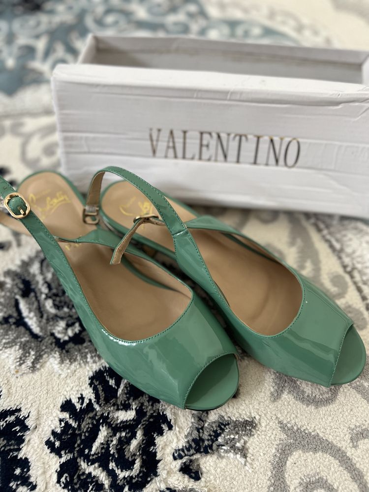 Valentino новый босоножка в размере 40. Очень хорошая качества.